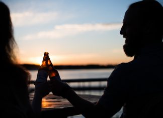 Ako otvoriť pivo, keď nemáš po ruke otvárak