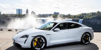 Elnon Musk sa vysmieva z označenia nového elektrického modelu Porsche